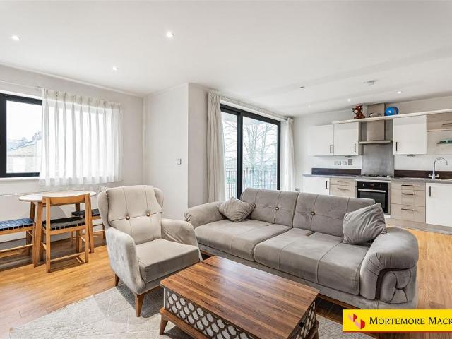 Flat for sale in Winchmore Hill, Palmers Green