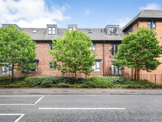 Flat for sale in Hart, Hampshire