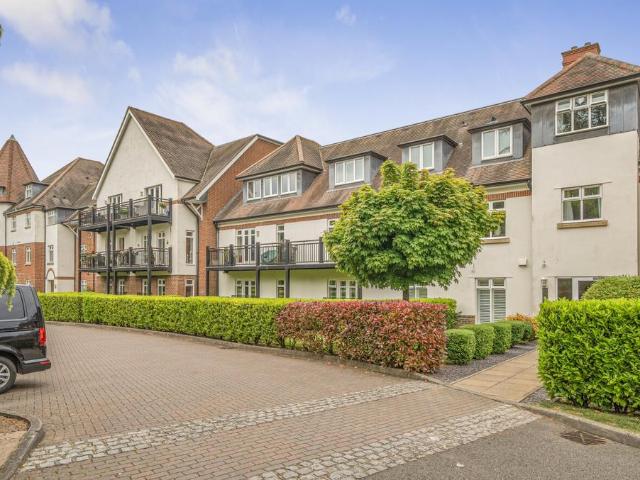 Flat for sale in Fole, Surrey