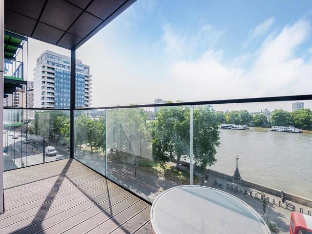 Flat for sale in Vauxhall, Greater London