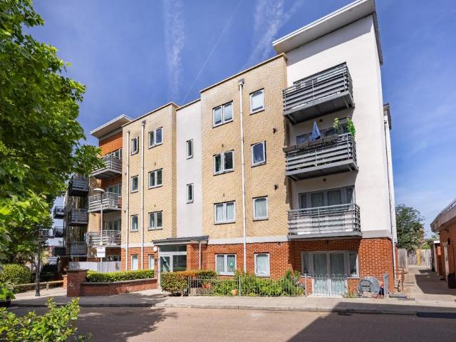 Flat for sale in Hale End, Greater London