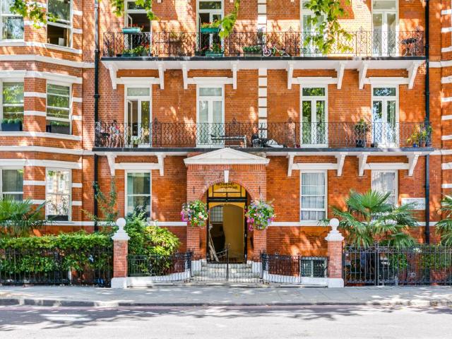 Flat for sale in Earl's Court, Greater London