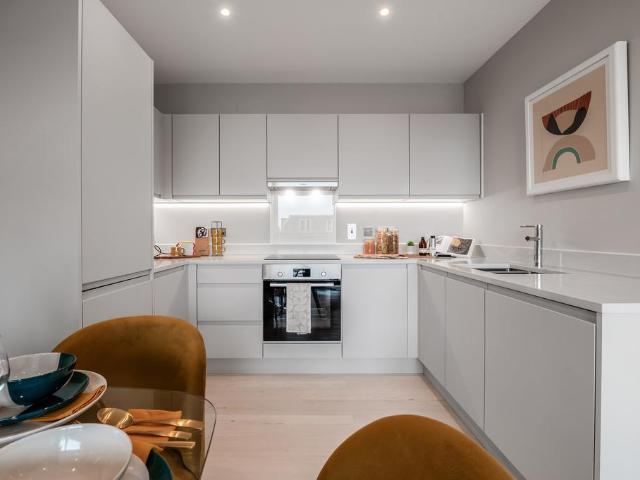 Flat for sale in E16, London