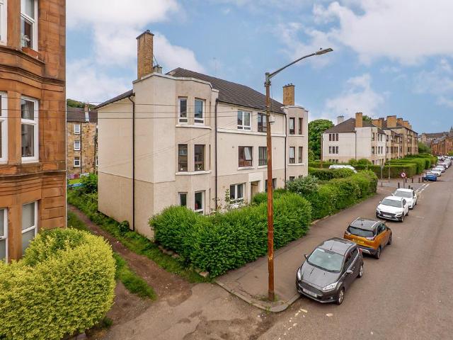 Flat for sale in Shawmoss, Shawlands