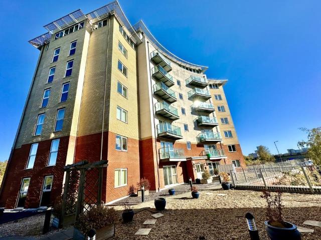 Flat for sale in Maidenhall, Key Street
