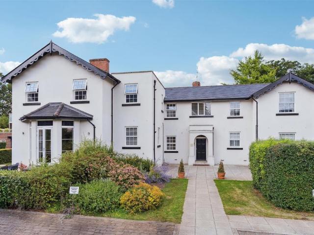 Flat for sale in Hall Park, Pouchen End