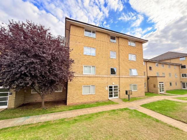 Flat for sale in Badgers Dene, Grays