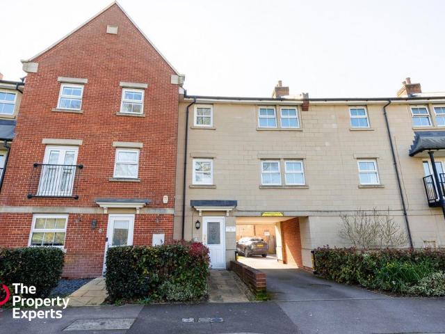 Flat for sale in Shinfield
