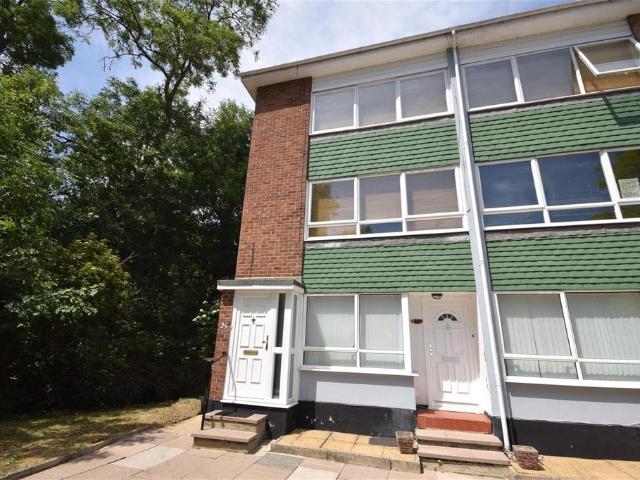 Flat for sale in Whitton, Greater London