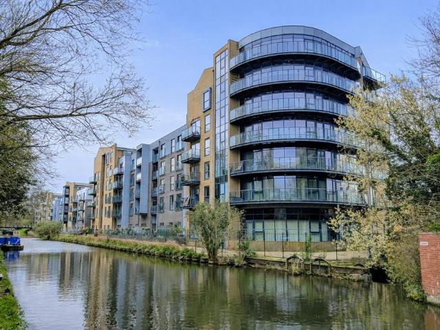 Flat for sale in Pouchen End, Hertfordshire