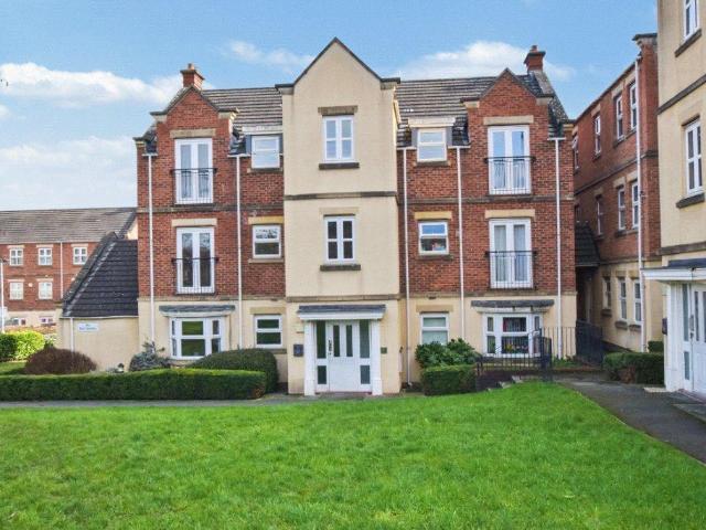 Flat for sale in Farnley, West Yorkshire