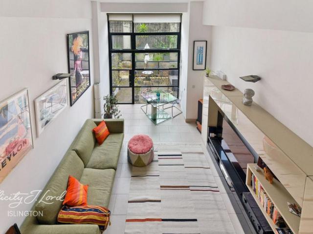 Flat for sale in Barnsbury, Greater London