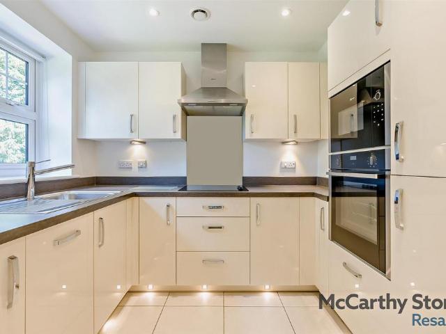 Flat for sale in Chalfont St. Peter, Denham