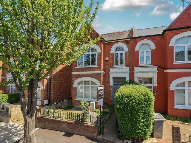 Flat for sale in Cricklewood, Greater London