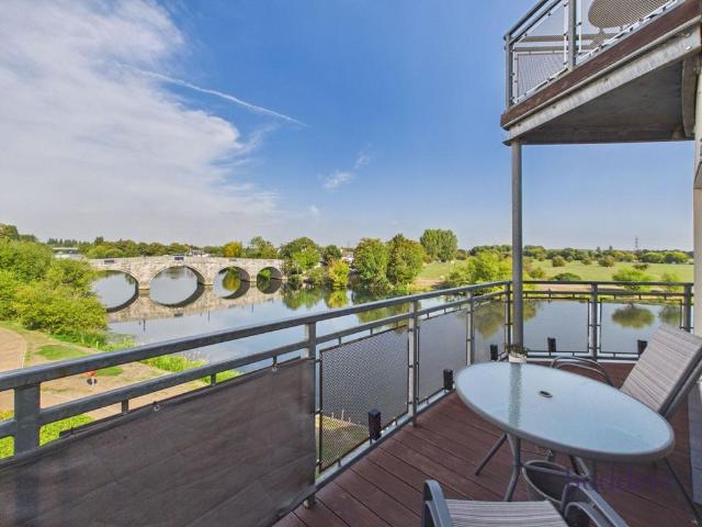 Flat for sale in Chertsey, Runnymede