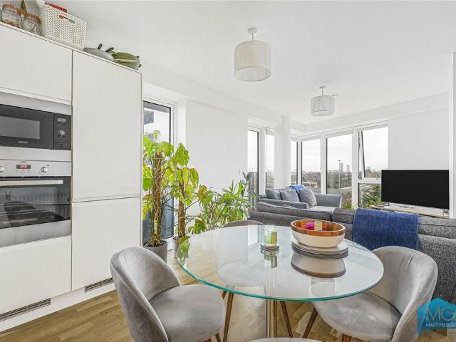 Flat for sale in Harringay, Greater London