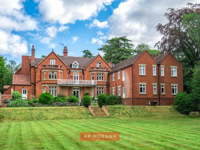 Flat for sale in Bromsgrove, Worcestershire