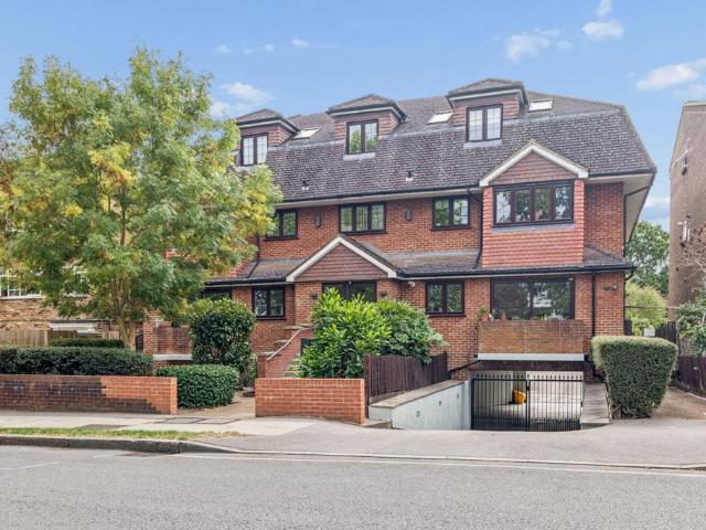 Flat for sale in Hatch End, Greater London
