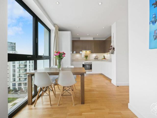 Flat for sale in Stratford Marsh, Greater London