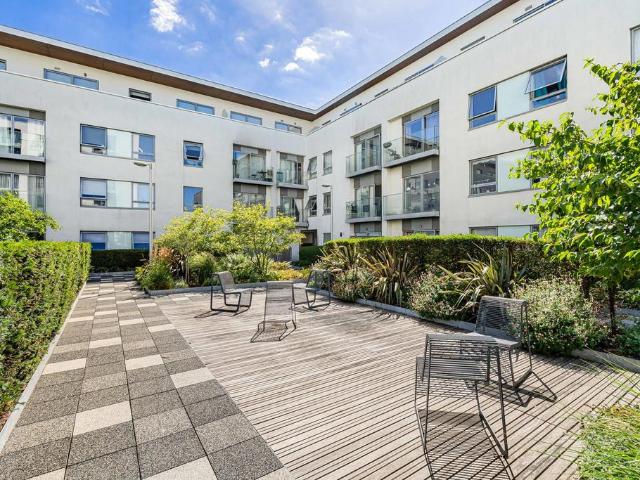 Flat for sale in Streatham, Greater London