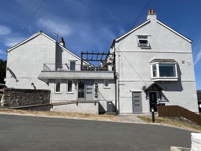Flat for sale in Llanddulas, Wales