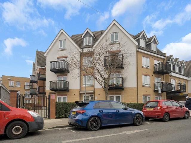 Flat for sale in London Borough of Ealing, Greater London