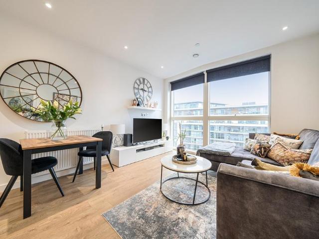 Flat for sale in East Greenwich, Greater London