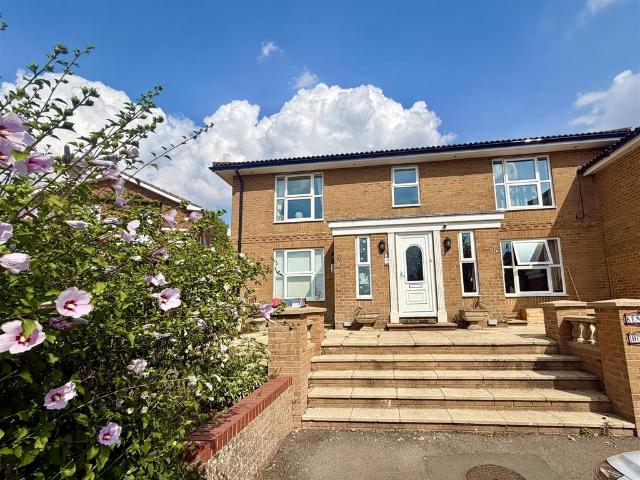 Flat for sale in Okus, Swindon