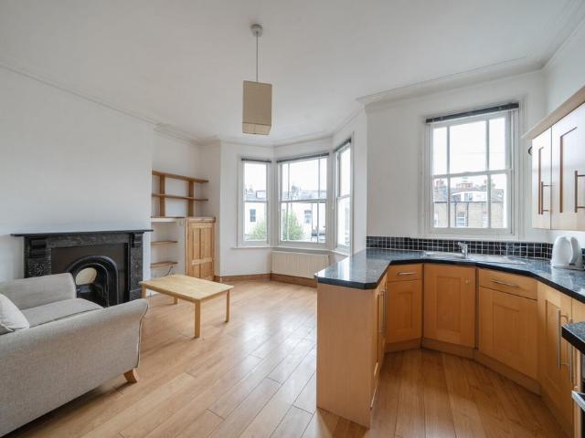 Flat for sale in Cricklewood, Greater London