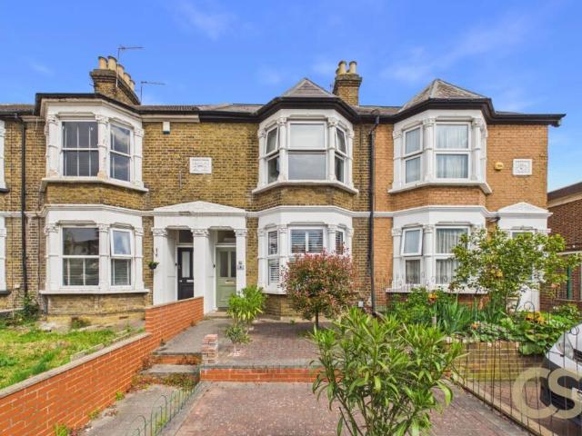 Flat for sale in Cheshunt, Broxbourne