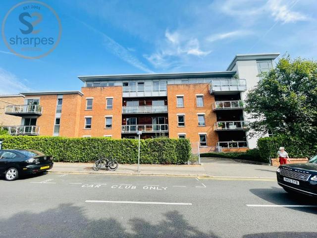 Flat for sale in London Borough of Merton, Raynes Park