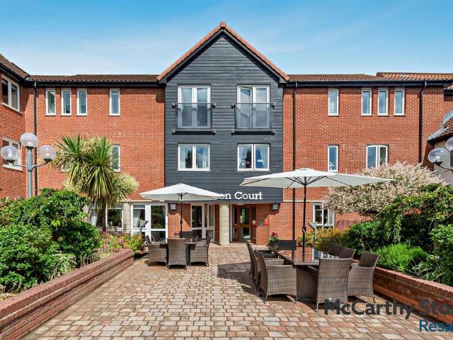Flat for sale in Copmanthorpe, York