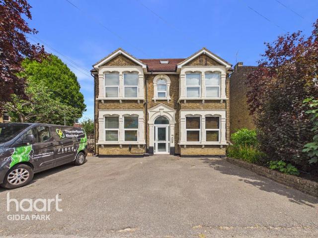 Flat for sale in Gidea Park, Greater London
