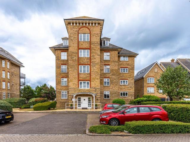 Flat for sale in Brompton, Gillingham