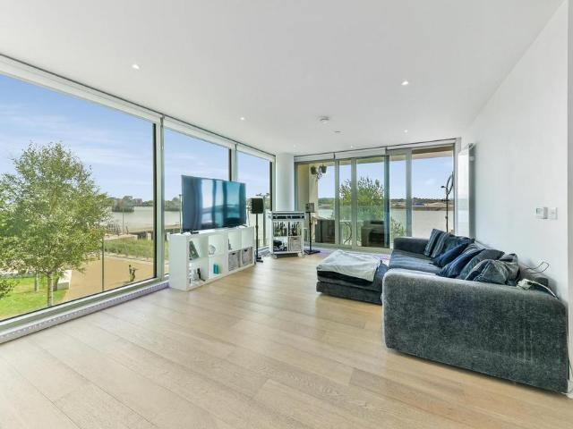 Flat for sale in Silvertown, Greater London
