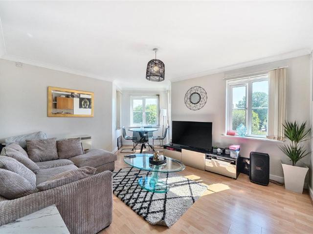 Flat for sale in London Borough of Ealing, Perivale