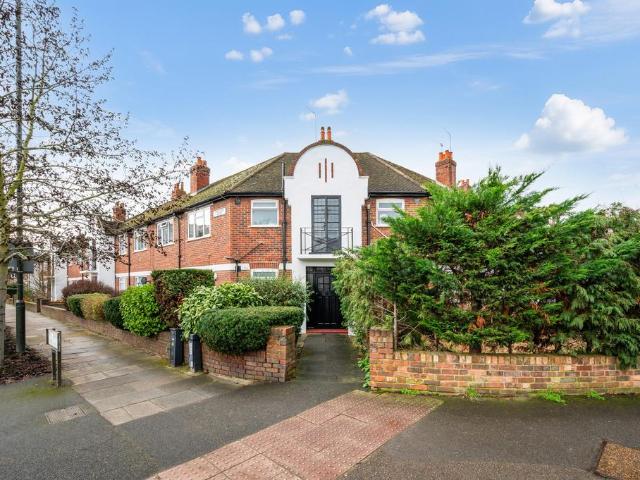 Flat for sale in London Borough of Merton, Raynes Park