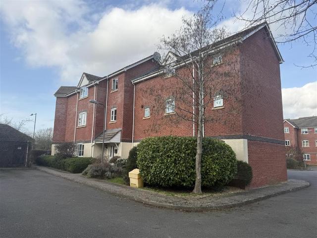 Flat for sale in Green Close, Warwickshire