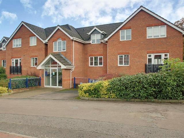 Flat for sale in Pouchen End, Hertfordshire