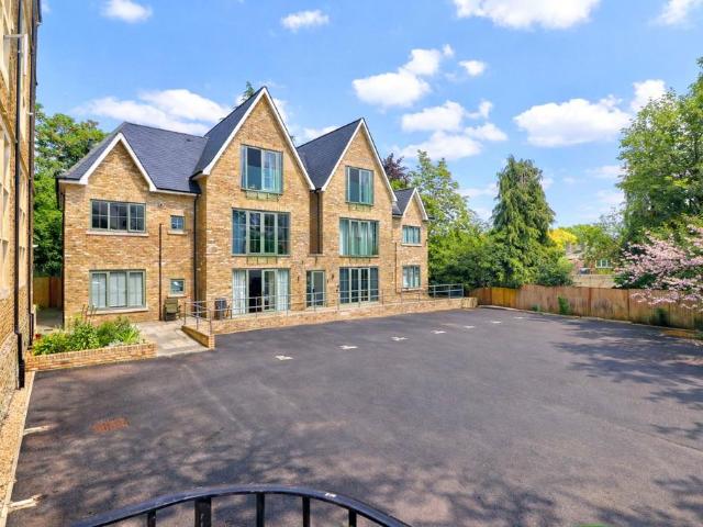 Flat for sale in Fole, Surrey