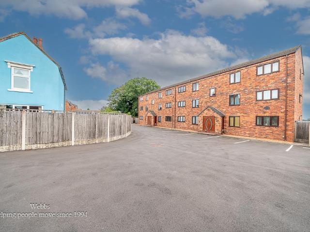Flat for sale in Brownhills, West Midlands