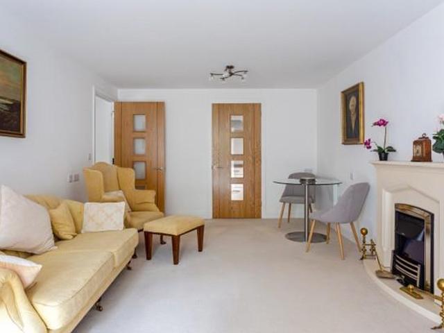 Flat for sale in Buckler's Park, Crowthorne