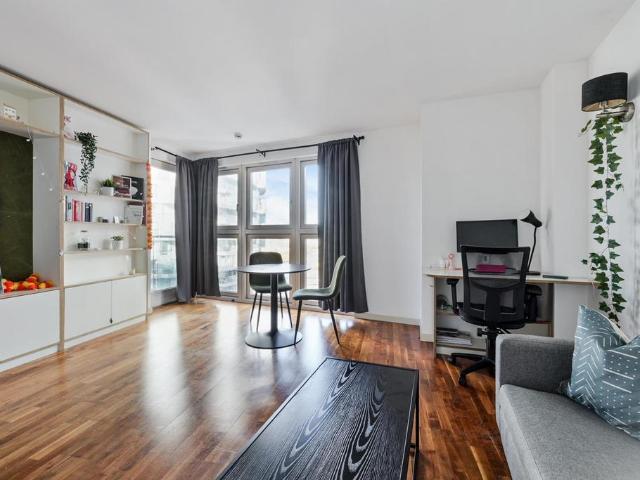 Flat for sale in Greenwich Peninsula, Greater London