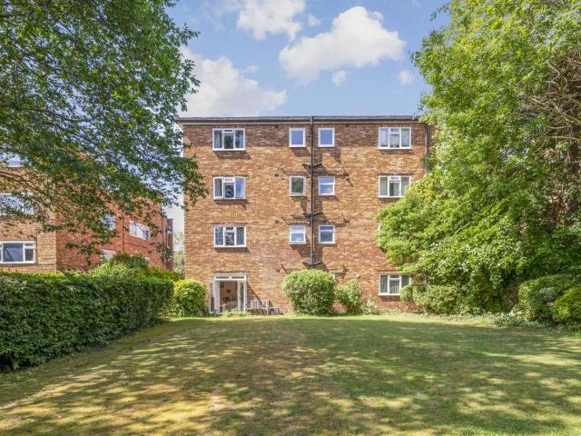 Flat for sale in London Borough of Merton, Raynes Park