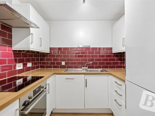 Flat for sale in Gidea Park, Greater London
