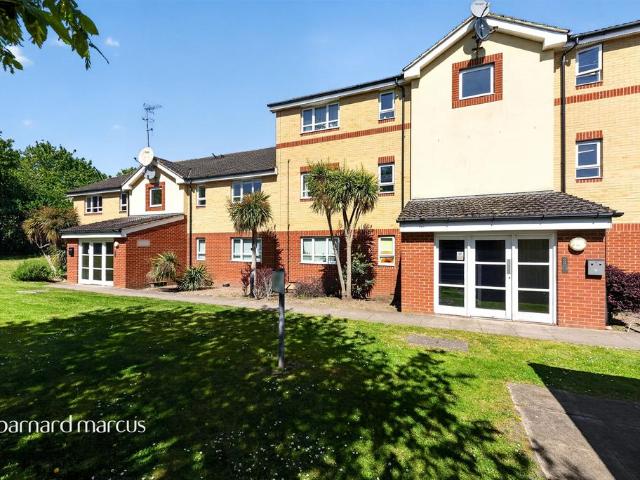 Flat for sale in London Borough of Hounslow, Feltham