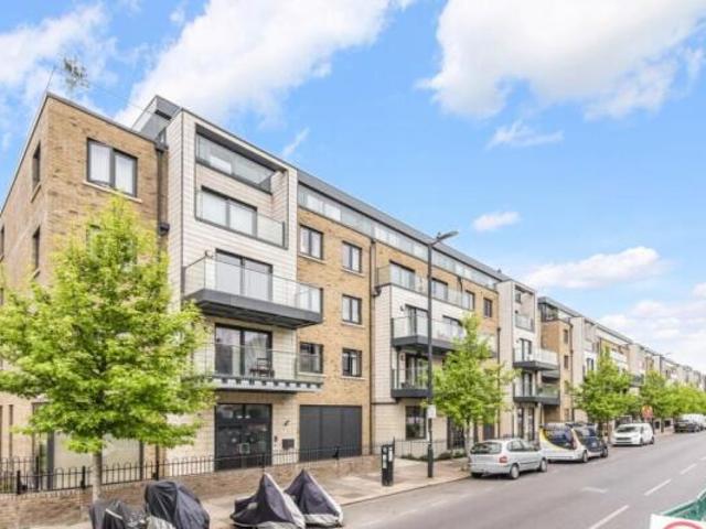 Flat for sale in Queen's Park, Greater London