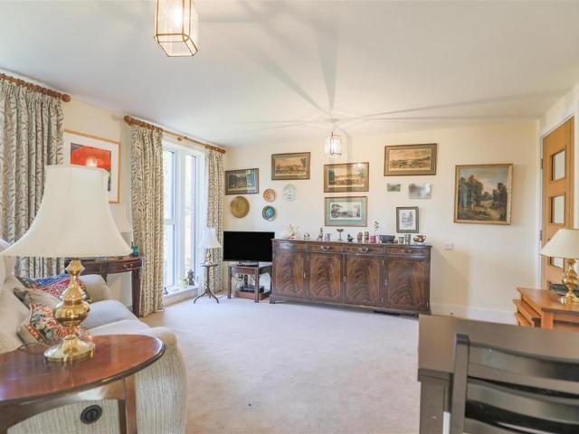 Flat for sale in Whetstone, Pinfold