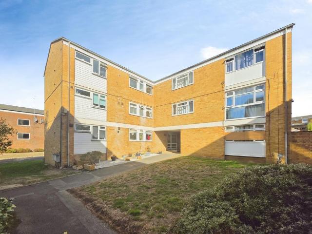 Flat for sale in Easthampstead, Bracknell
