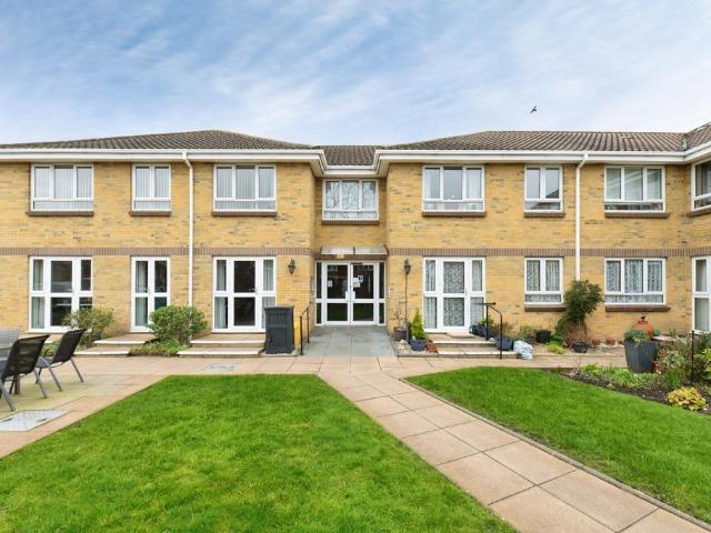 Flat for sale in Hook, Greater London